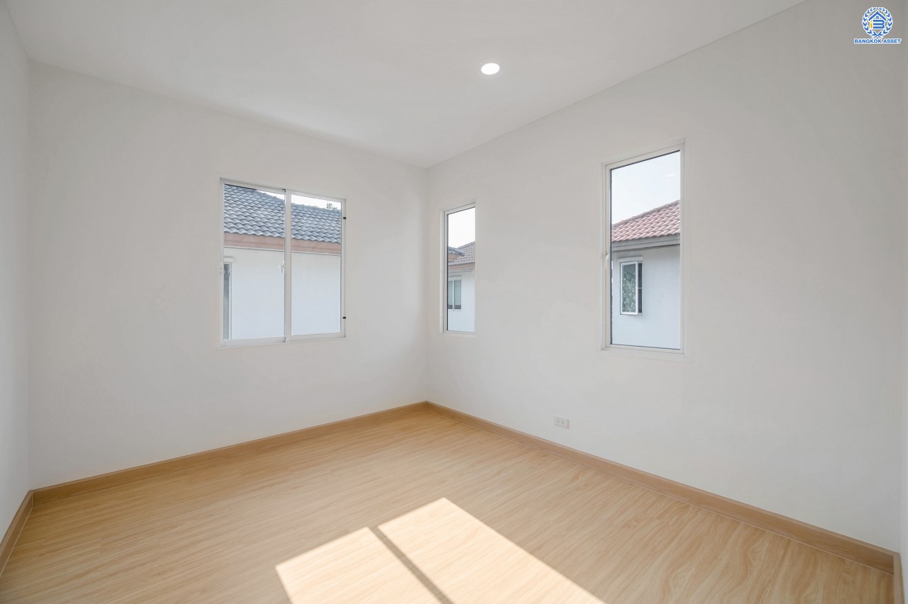 บ้านมือสองตกแต่งใหม่ แบรนด์ Sansiri โครงการ ฮาบิเทีย บางใหญ่ หลังมุม เนื้อที่ 107.3 ตร.ว. พื้นที่ใช้สอย 156.7 ตร.ม. ฟังก์ชัน 3 ห้องนอน 3 ห้องน้ำ จอดรถได้ 4 คัน บนทำเลเดินทางสะดวก เชื่อมสู่ย่านใจกลางเมืองได้อย่างรวดเร็ว ใกล้เซ็นทรัลเวสต์เกต และรถไฟฟ้าสายสีม่วง "สถานีคลองบางไผ่"